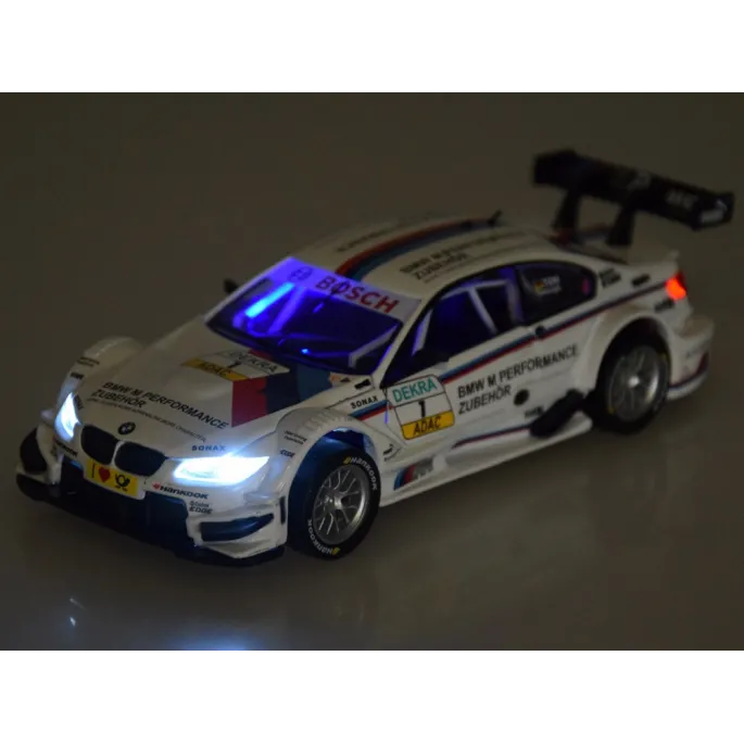 zbliżenie na czarny spojler sportowego modelu bmw m3 dtm