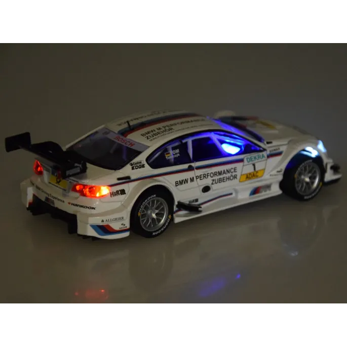 widok na gumowe koła metalowego modelu bmw m3 dtm