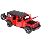 łóżko, stół i krzesła we wnętrzu przyczepy kempingowej