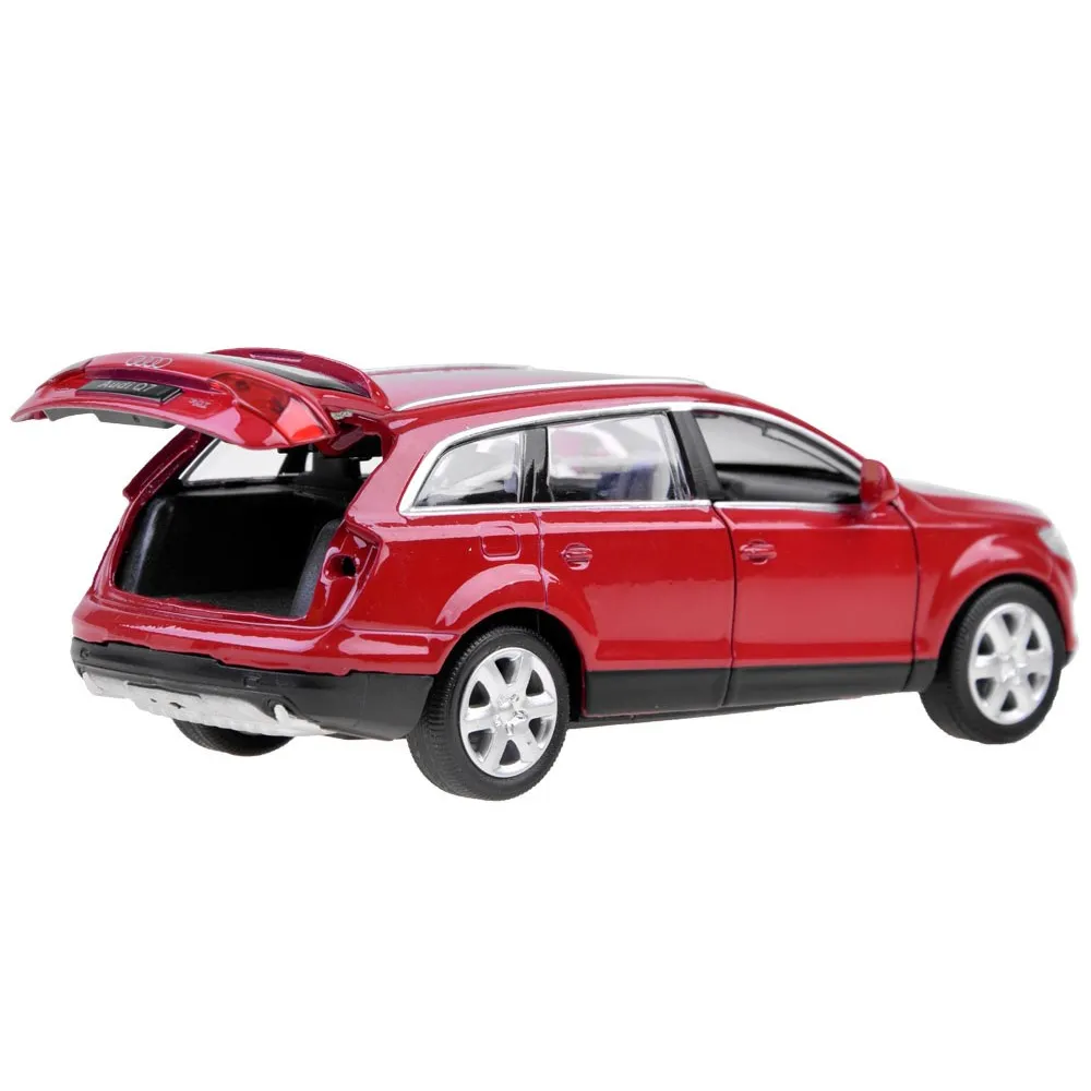 zbliżenie na otwierane drzwi metalowego auta audi q7 w skali 1:32