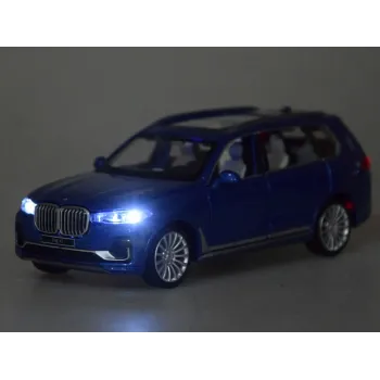 Otwarte drzwi prezentujące szczegóły wnętrza samochodu BMW X7