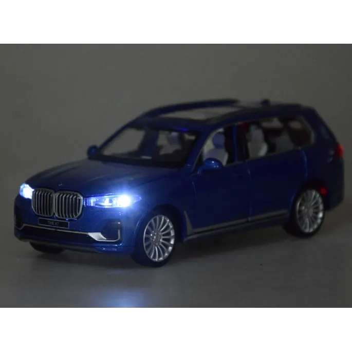 Otwarte drzwi prezentujące szczegóły wnętrza samochodu BMW X7
