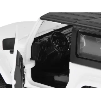 otwarte drzwi modelu jeep wrangler 1:32 – widoczne wnętrze zabawki