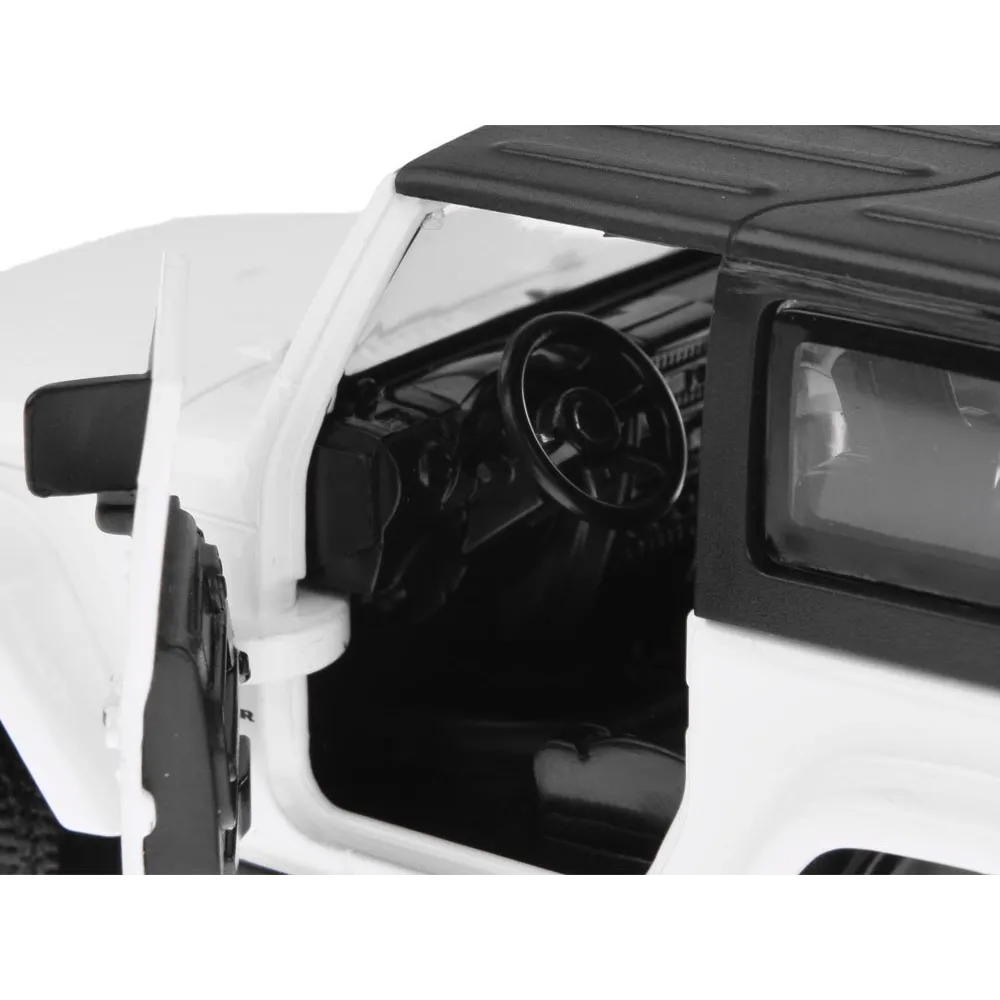 otwarte drzwi modelu jeep wrangler 1:32 – widoczne wnętrze zabawki