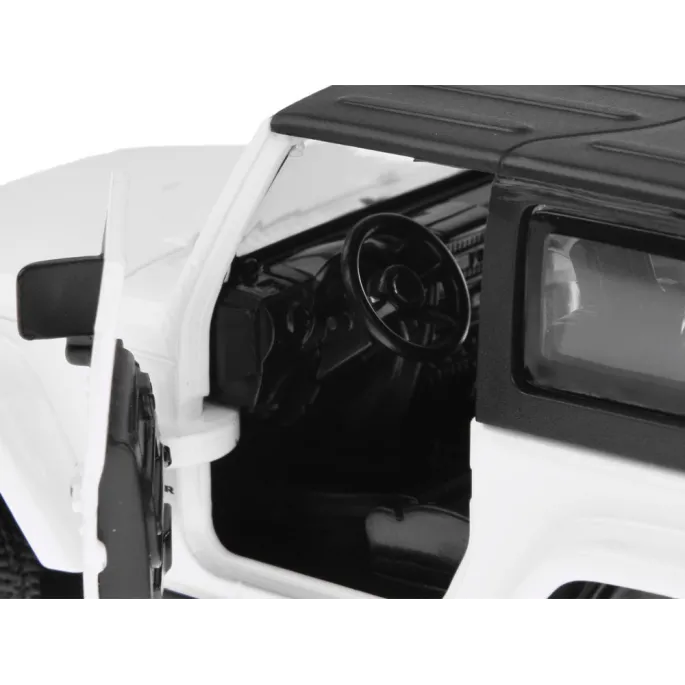 otwarte drzwi modelu jeep wrangler 1:32 – widoczne wnętrze zabawki