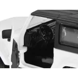 otwarte drzwi modelu jeep wrangler 1:32 – widoczne wnętrze zabawki