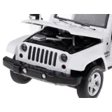 maskę modelu jeep wrangler otwarto – widać silnik i detale wnętrza