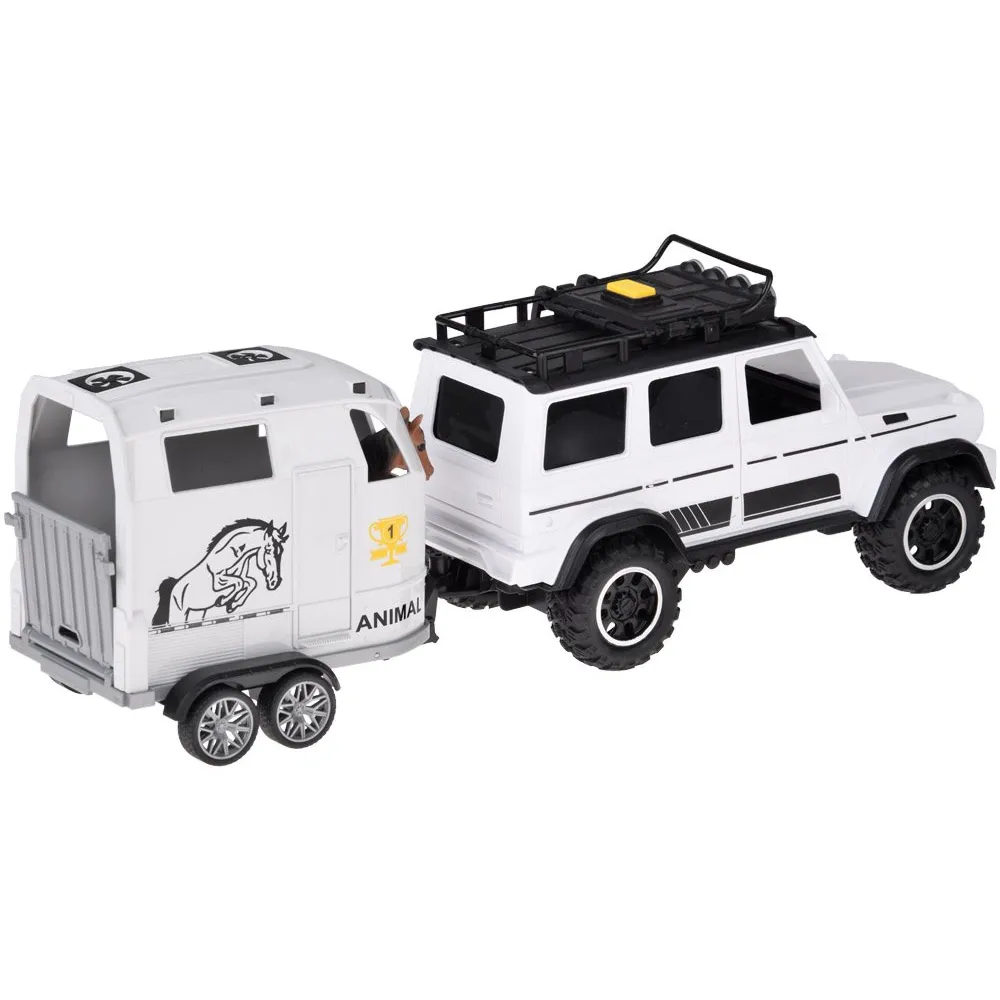 widok zestawu auto, przyczepa i koń ustawionych razem