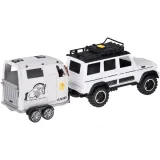 widok zestawu auto, przyczepa i koń ustawionych razem