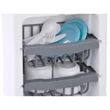 zestaw naczyń i sztućców dołączony do zabawkowej zmywarki