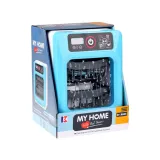 dziecko wkłada naczynia do otwartej zmywarki zabawkowej