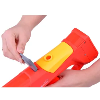 dynamiczna scena zabawy pistoletem na świeżym powietrzu