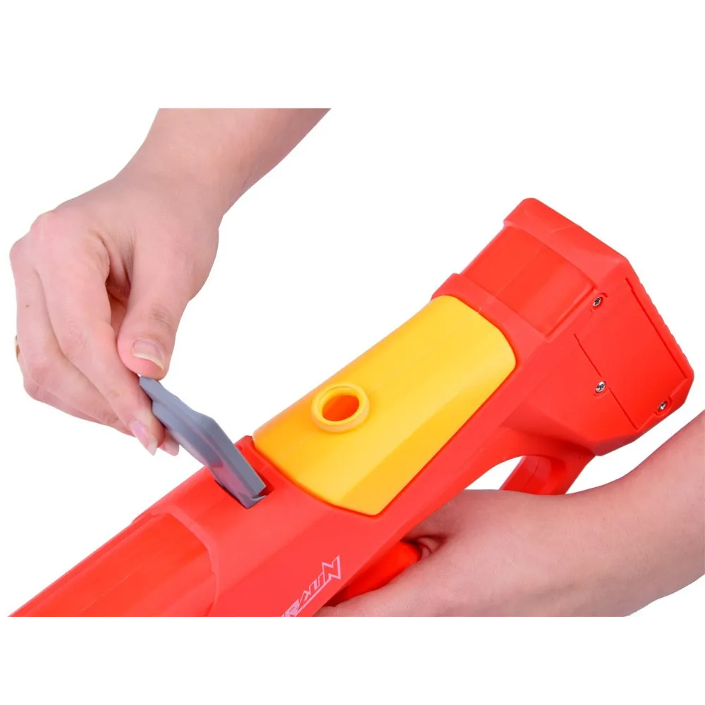 dynamiczna scena zabawy pistoletem na świeżym powietrzu