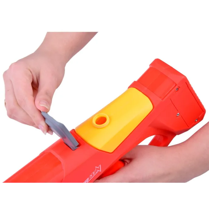 dynamiczna scena zabawy pistoletem na świeżym powietrzu