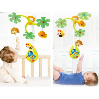 zbliżenie na zawieszki grzechotki: pszczółka, małpka i ptaszek