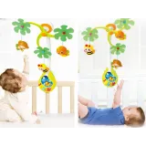 zbliżenie na zawieszki grzechotki: pszczółka, małpka i ptaszek