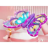 pilot w formie magicznej różdżki obok kolorowego motyla drona