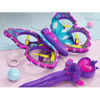 motyl dron podczas lotu na tle ozdobnego opakowania z witrynką