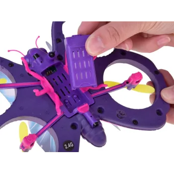 kreatywny dron motyl będący ozdobą i zabawką w jednym