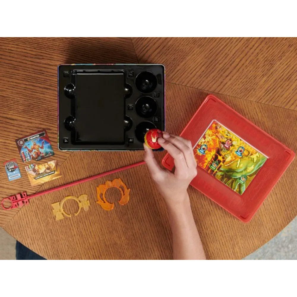 Karty postaci i karty wrót Bakugan rozłożone obok zawartości puszki