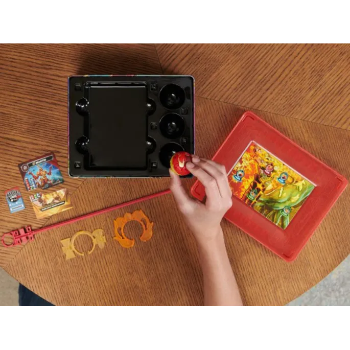 Karty postaci i karty wrót Bakugan rozłożone obok zawartości puszki