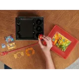 Karty postaci i karty wrót Bakugan rozłożone obok zawartości puszki