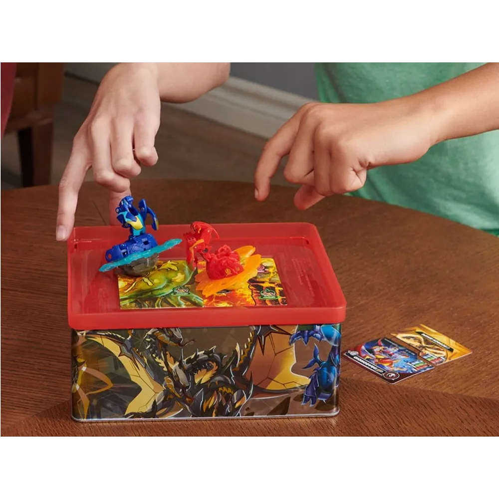 Detal łączenia górnej i dolnej części figurki Bakugan przy akcesoriach