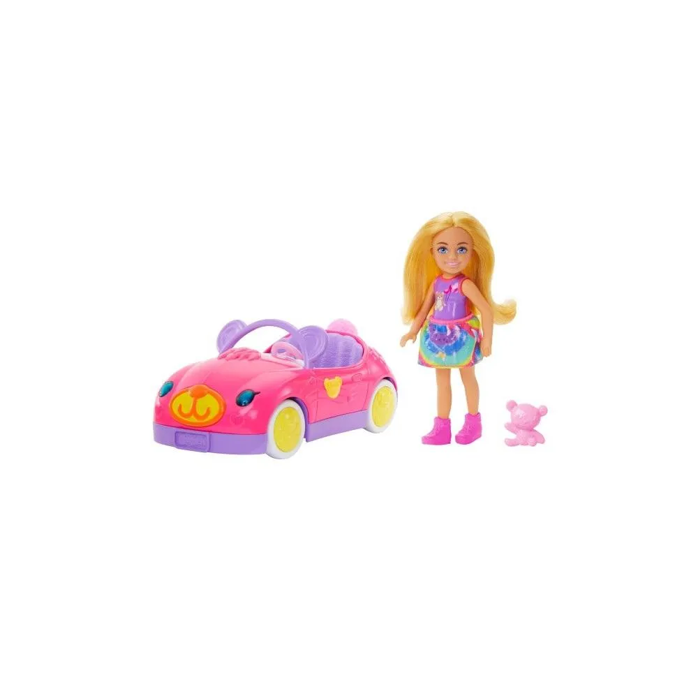 Lalka Chelsea w misiowym kabriolecie z przytulanką na przednim siedzeniu