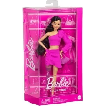 Barbie Deluxe Style HYV26 w kolorowej stylizacji stojąca na białym tle