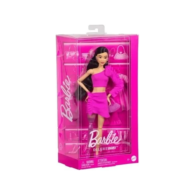 Barbie Deluxe Style HYV26 w kolorowej stylizacji stojąca na białym tle