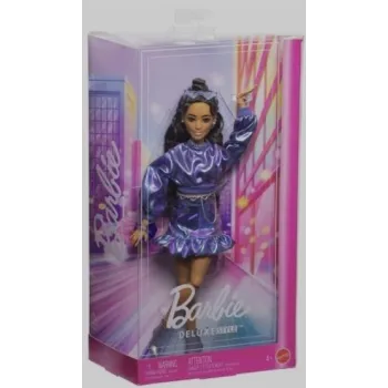 Barbie Deluxe Style w eleganckim niebieskim komplecie na białym tle