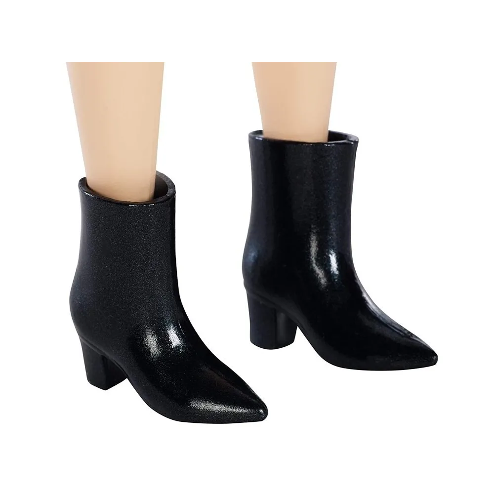 Ręka trzymająca Barbie Fashionistas w pełnej stylizacji