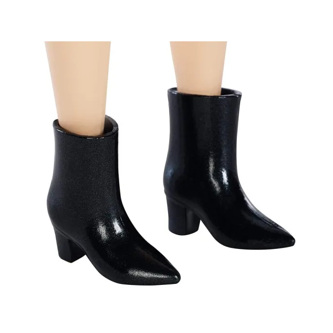 Ręka trzymająca Barbie Fashionistas w pełnej stylizacji