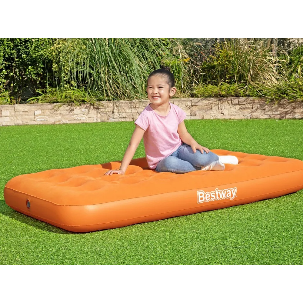 zbliżenie na welurową powierzchnię materaca dziecięcego bestway