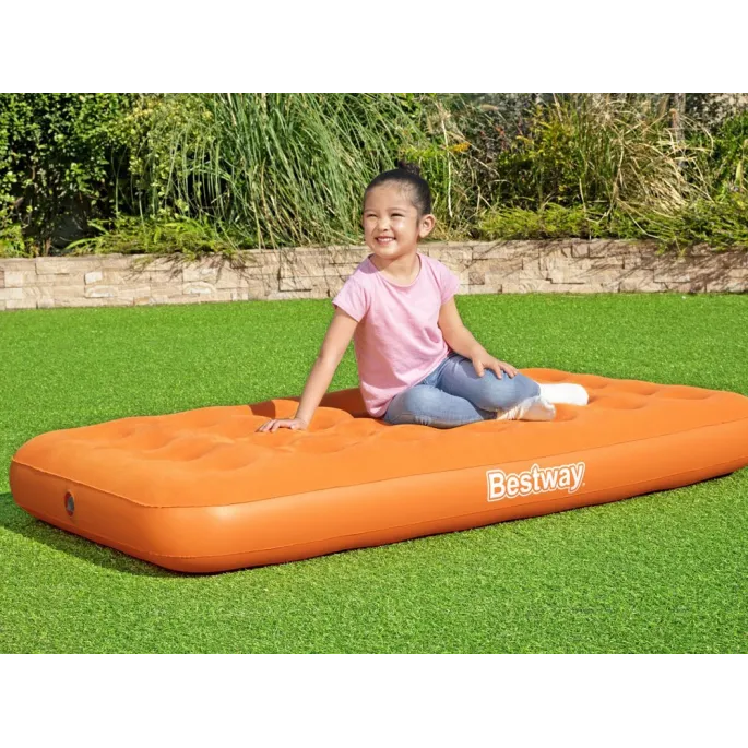 zbliżenie na welurową powierzchnię materaca dziecięcego bestway