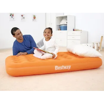 materac dmuchany 158x89 cm rozłożony na podłodze