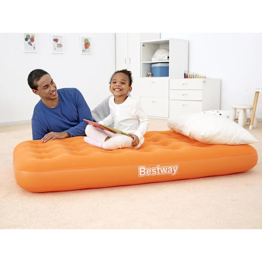 materac dmuchany 158x89 cm rozłożony na podłodze