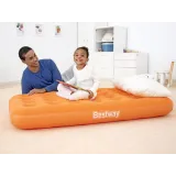 materac dmuchany 158x89 cm rozłożony na podłodze