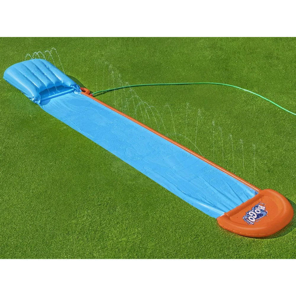 Zbliżenie na miękką rampę startową ślizgu wodnego Bestway