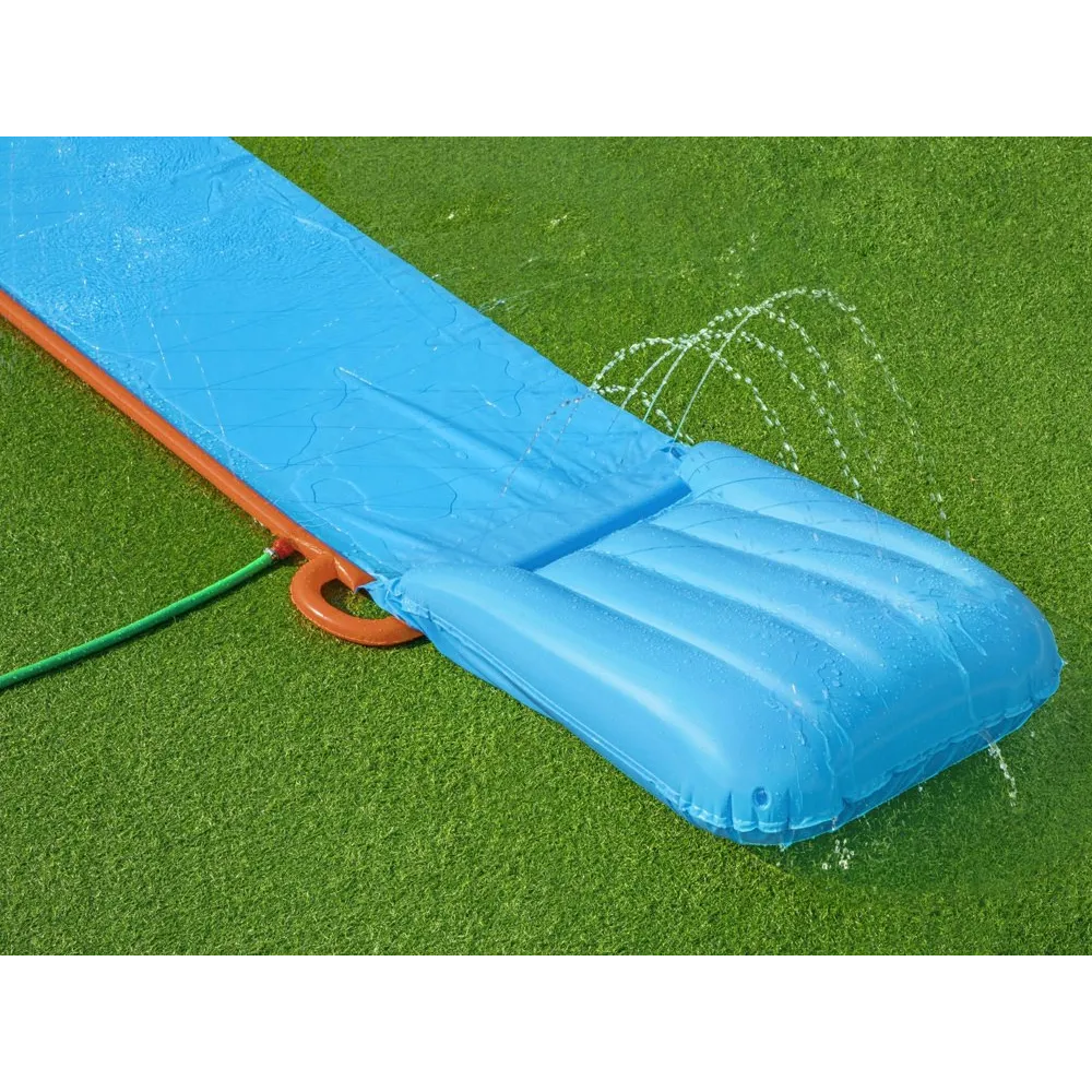 Ślizg wodny Bestway na trawie gotowy do zabawy
