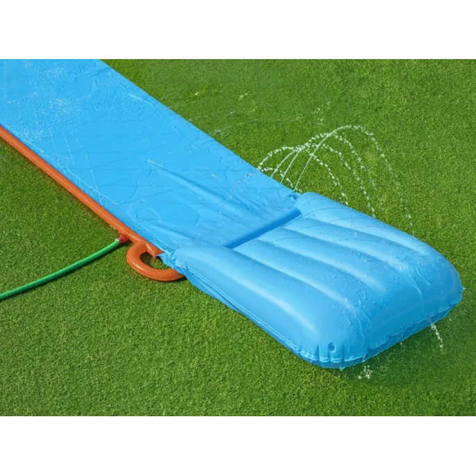 Ślizg wodny Bestway na trawie gotowy do zabawy