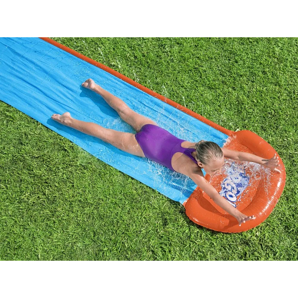 Dziecko zjeżdżające po ślizgu wodnym Bestway Tsunami