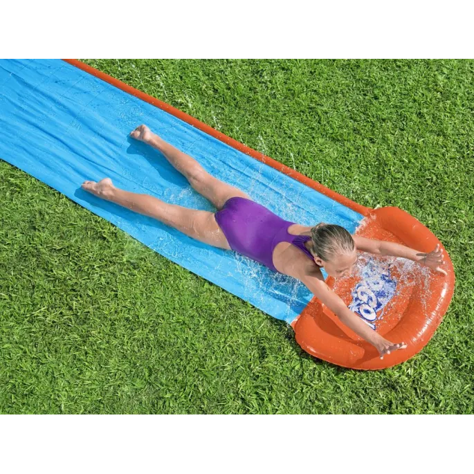 Dziecko zjeżdżające po ślizgu wodnym Bestway Tsunami