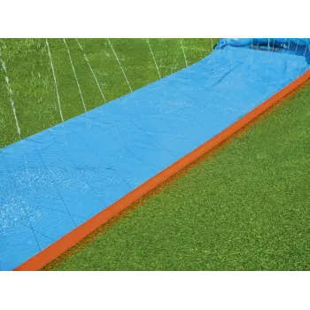 Napompowany ślizg Bestway przygotowany do użycia w ogrodzie