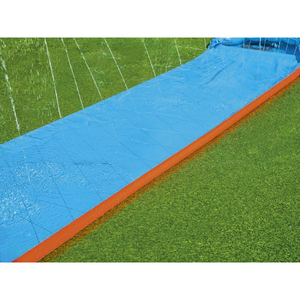 Napompowany ślizg Bestway przygotowany do użycia w ogrodzie