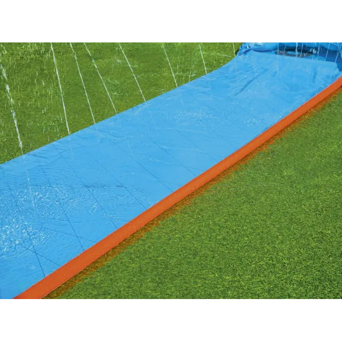 Napompowany ślizg Bestway przygotowany do użycia w ogrodzie