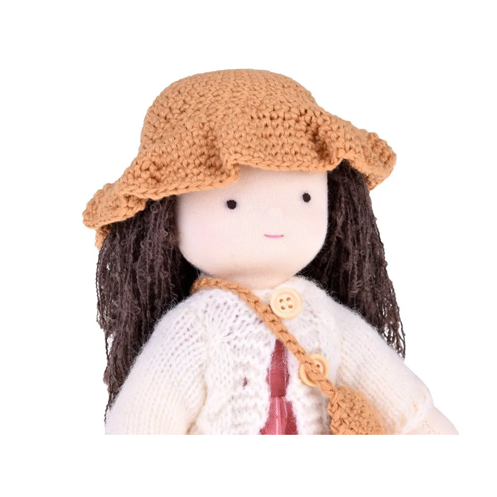 Zbliżenie na twarz lalki z subtelną mimiką i delikatnymi detalami