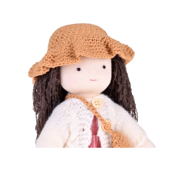 Zbliżenie na twarz lalki z subtelną mimiką i delikatnymi detalami