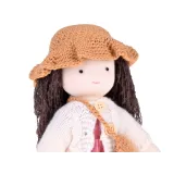 Zbliżenie na twarz lalki z subtelną mimiką i delikatnymi detalami