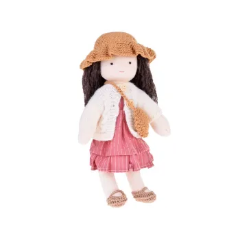 Zestaw ubranek i ozdobnych bucików obok beżowej lalki